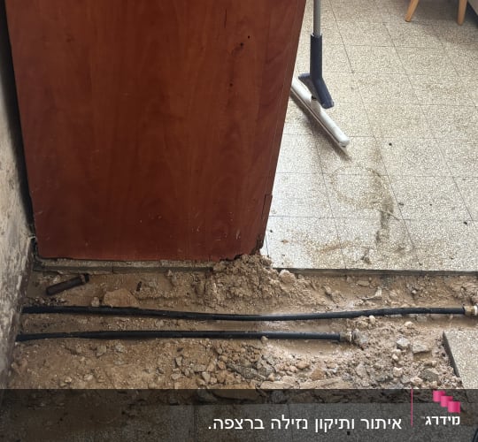 תיקון צנרת מתחת לרצפה עם כלים וחומרים